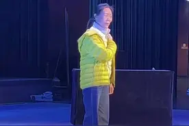 吴琼近照瘦成锥子脸！60岁老到认不出，与小十五岁老公同框像妈妈图片