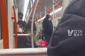 上海一大妈疑在地铁抢座并骂乘客“外地人来上海做什么”，黑衣男子怒怼：我们上海人的脸都被你这种人丢光了图片