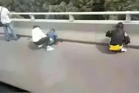 女子驾车堵车，突然下车方便，尴尬一幕让人捧腹！图片