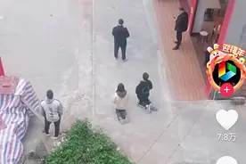 小情侣瞒着女方父母偷结婚，双双跪地求原谅，女方父亲：立即滚！图片