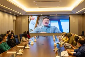 黄渤贾玲新片《穿过寒冬拥抱你》，原来取材于新民周刊一篇快递小哥的口述实录图片