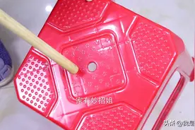 塑料板凳中间的圆孔有什么作用？为什么要这样设计？涨知识了图片