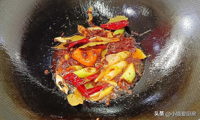 四川人做的土豆烧鸡就是不一样，味道麻辣鲜香，汤汁泡饭也特别香