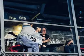 38岁李宇春庆生现场曝光，和老狼龙隆看摇滚演出，桌上摆一堆洋酒图片