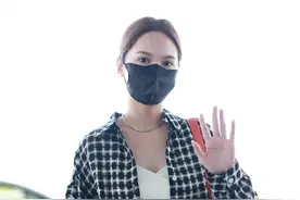 杨丞琳一袭黑白格衬衫配白色短内搭，清爽时尚，美女腰好辣图片