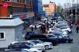 乌鲁木齐民警强忍浓烟救火后晕倒图片
