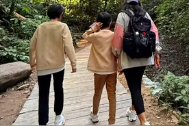 靳东妻儿度假，李佳与儿子挽手并肩而行，俩儿子身高疯长长腿抢镜图片