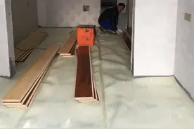 为何越来越多人选择在瓷砖上铺地板？听老师傅一讲，恍然大悟图片