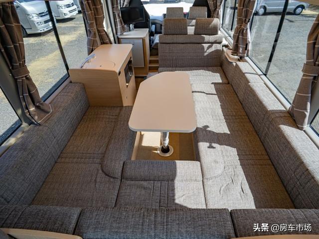 丰田考斯特商旅房车，内部空间大床位多，核载10人停车睡5人