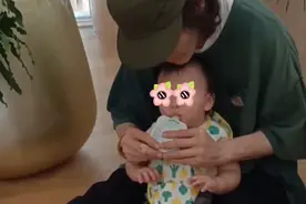 向佐喊郭碧婷大小姐却自称保姆，罕晒儿子正脸，向笙眼睛又大又亮图片