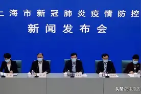 女子高楼扔菜刀险些砸到带娃路人，涉嫌高空抛物罪被立案侦查【法治新闻早餐】图片