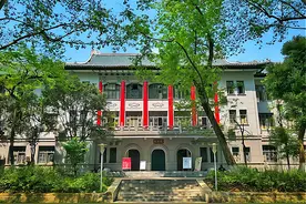 湖北这所高校“火了”！紧邻地铁站，食宿配置堪称“天花板”，学生幸福感爆棚图片