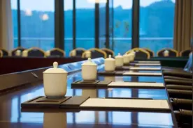 行政事业单位会议组织，领导座位牌摆放有讲究，得牢记图片