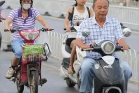 60-70岁老年人骑什么车？这三类电动车不需要驾照，实用还便宜图片