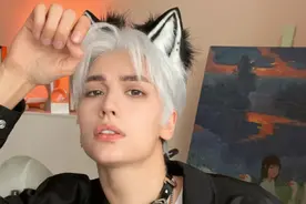 外裔男装大佬在国内爆火：乌克兰五条悟超帅，马来西亚八犬狂拽酷图片