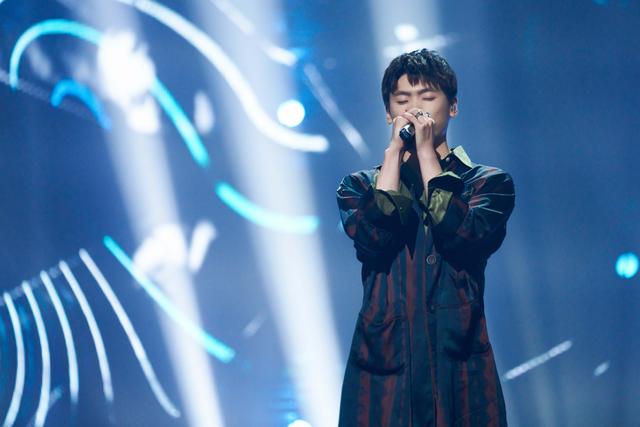 他的腹腔支撑比许巍,比郑钧这些老一辈摩擦音色歌手年轻时都要好,不会