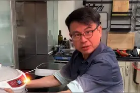 港星黄一山到富婆家吃饭！鲍鱼海参大口狂吃，捡灶上食物吃不嫌脏图片