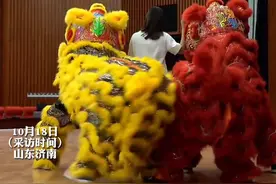 “正经的头，不正经的屁股”，两只舞狮同粉丝合照，狮尾在后面抢镜成功图片