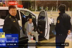 失忆老人下车溜达迷路，幸亏遇到他们……图片