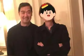 68岁张国立太潇洒！国外旅游，吃西餐开游艇，儿子张默也省心了图片