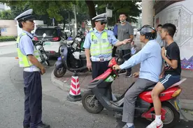 3款“接娃电动车”来了，三轮设计，能载3人，适合老年人用来接娃图片