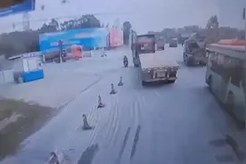 大货车右转盲区再次惹祸 摩托手一秒躲避硬拒“死神”图片