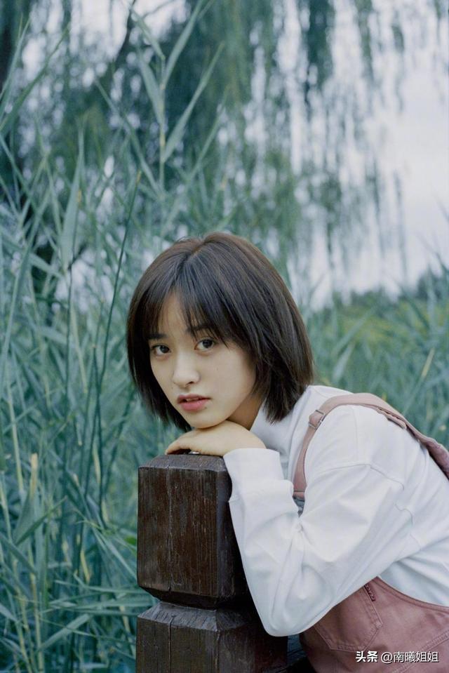 第二种:层次感直短发如果不想显得很幼稚,就可以选择提升过耳发的复古
