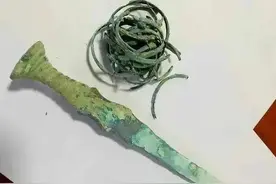 云南保山，一男子花5600元，买了一把价值连城的青铜剑图片