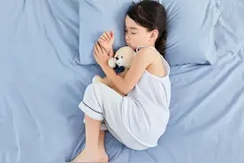 孩子的“睡姿”，暗示不同的性格，如果你家娃是树干型，那恭喜你图片
