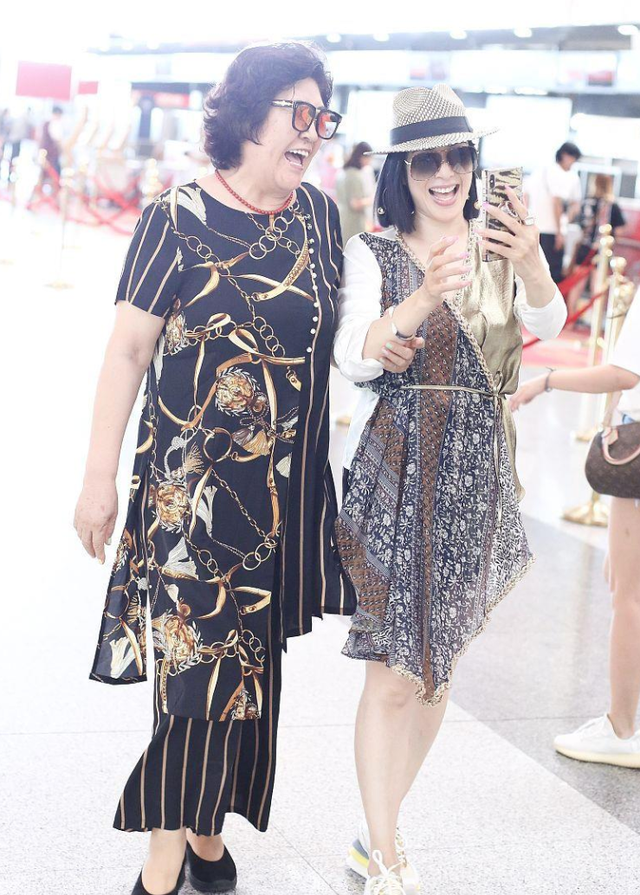 钟丽缇与婆婆贾慧芬：婆媳之间只差15岁，二人相处得像亲姐妹