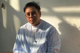 72岁谭咏麟移居上海，一个冰激凌一碗粉面吃美了，网友：看饿了图片