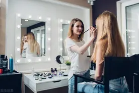 下暴雨，送女友同事回家，被女友误会了，却意外成就了我图片