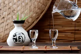 上了年纪，多喝酒能活血化瘀？医生直言：不如多做这3件事图片