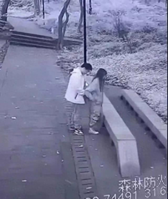 露骨爱爱遭直播，男女主角被拘留！
