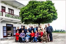 题五十年前的老同学聚会合照图片