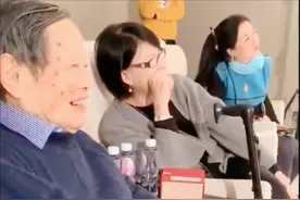 102岁杨振宁头脑灵活走路稳健，长寿秘诀曝光，妻子翁帆劳苦功高图片