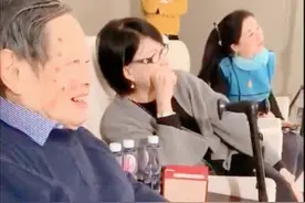 102岁杨振宁头脑灵活走路稳健，长寿秘诀曝光，妻子翁帆劳苦功高图片