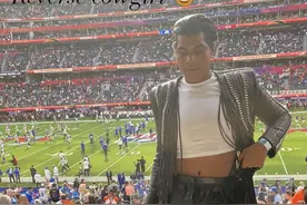 魔术师约翰逊29岁儿子看超级碗，油头配小皮裤婀娜，腿长溢出屏幕图片