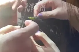 天津津南 臭美萌娃把梳子缠进头发崩溃大哭，家长无奈来到消防站求助图片