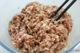 调肉馅时，“水”和“油”哪个先放好？教你正确的做法，特别香嫩图片