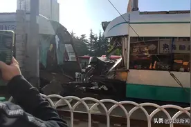 大连两有轨电车相撞，目击者称车内抬出伤者，公交客运集团回应：正调查事因图片