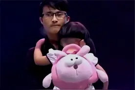 2013年3岁女孩车祸不幸残疾，父亲：她妈妈一个电话都没来问过图片