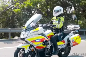 温柔的力量——女骑警时春霞图片