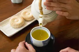 如何鉴别难喝还有毒的4大垃圾茶，老茶客：教你3招，轻松辨别真假图片