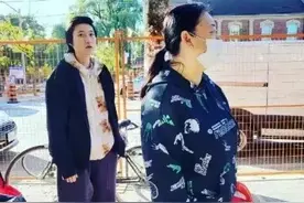 成龙女儿唐人街餐厅打工，穿着随意排队领免费餐图片
