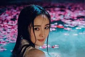 难怪导演不敢拍下半身，镜头下拉后，是不能偷看的“尴尬景象”图片