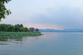 女子在禁游区游泳被大爷套头拉回，网友笑晕：大爷终究是大爷图片