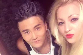 广东富二代娶乌克兰洋媳妇，生俩混血儿子，每天除了健身就是旅游图片