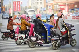 电动车挡风被成标配，多地开始整治，车主：这才是真正的防寒方式图片