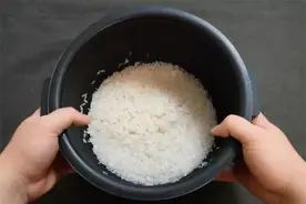 蒸米饭水和米的比例是多少？掌握这两点，让你蒸出香喷喷的米饭图片